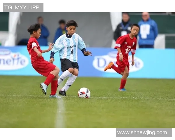 足球明星魅力四射展现个人风采与职业精神的精彩瞬间